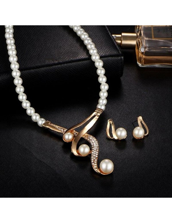 White & Gold-Toned Gold-Plated Pearl-Studded Necklace Set